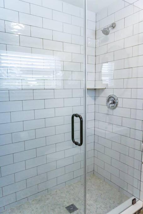 Renovated Downtown Apartment - B غرب شاطئ بالم المظهر الخارجي الصورة